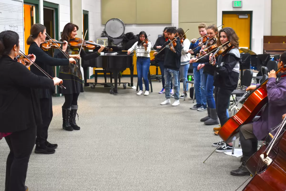 violinists teaching students