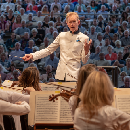 Alasdair Neale conducting the Festival Orchestra