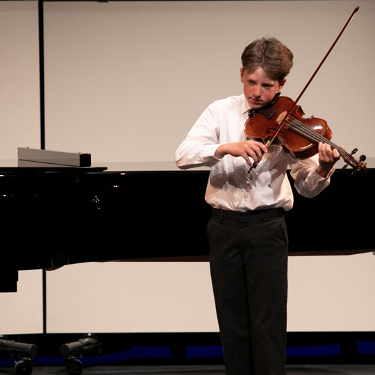 Estudiante tocando el violín