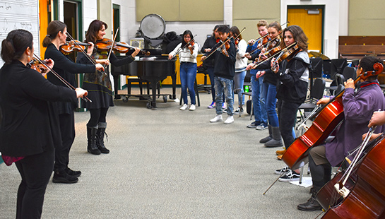 violinists teaching students