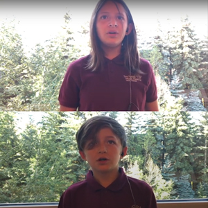 Estudiantes cantando